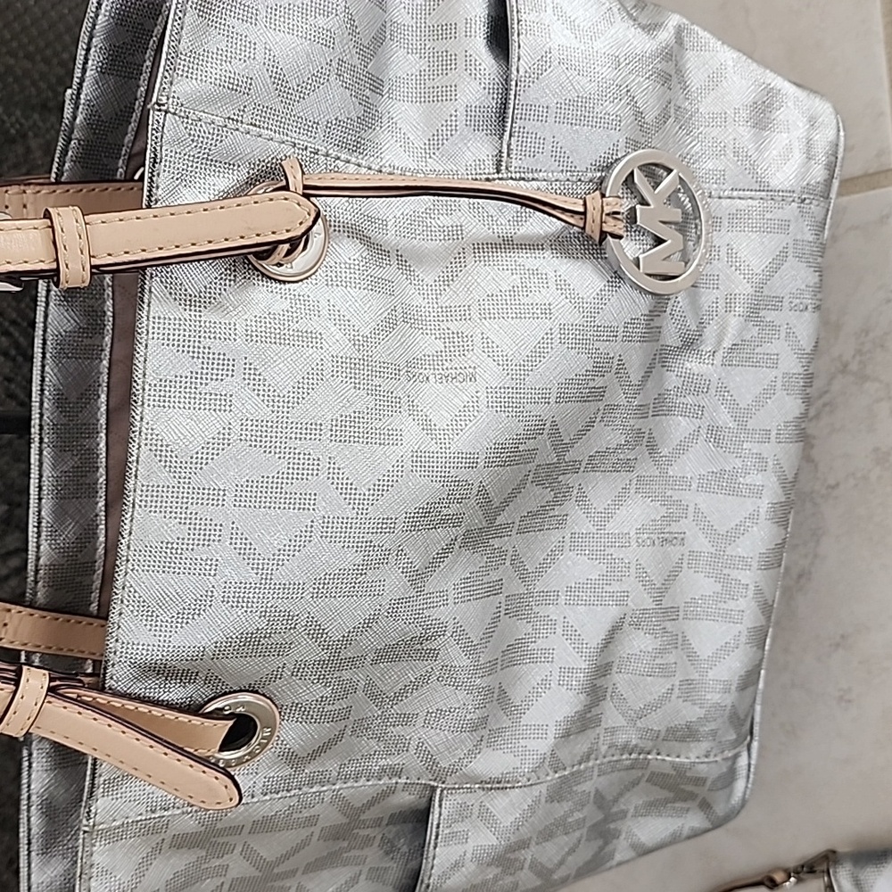 ๐โค๏ธโ๐ฅ MICHAEL KORS JET SET East West Signature SILVER TOTE & WALLET โค๏ธโ๐ฅ๐ - Picture 3 of 17